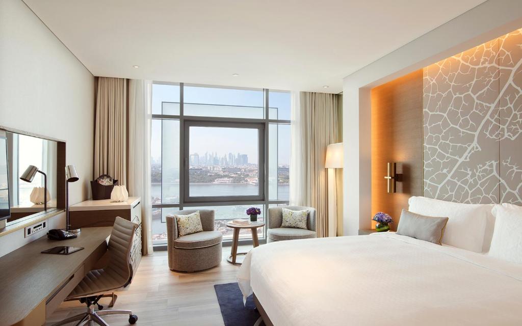 Postel nebo postele na pokoji v ubytování Al Bandar Rotana – Dubai Creek