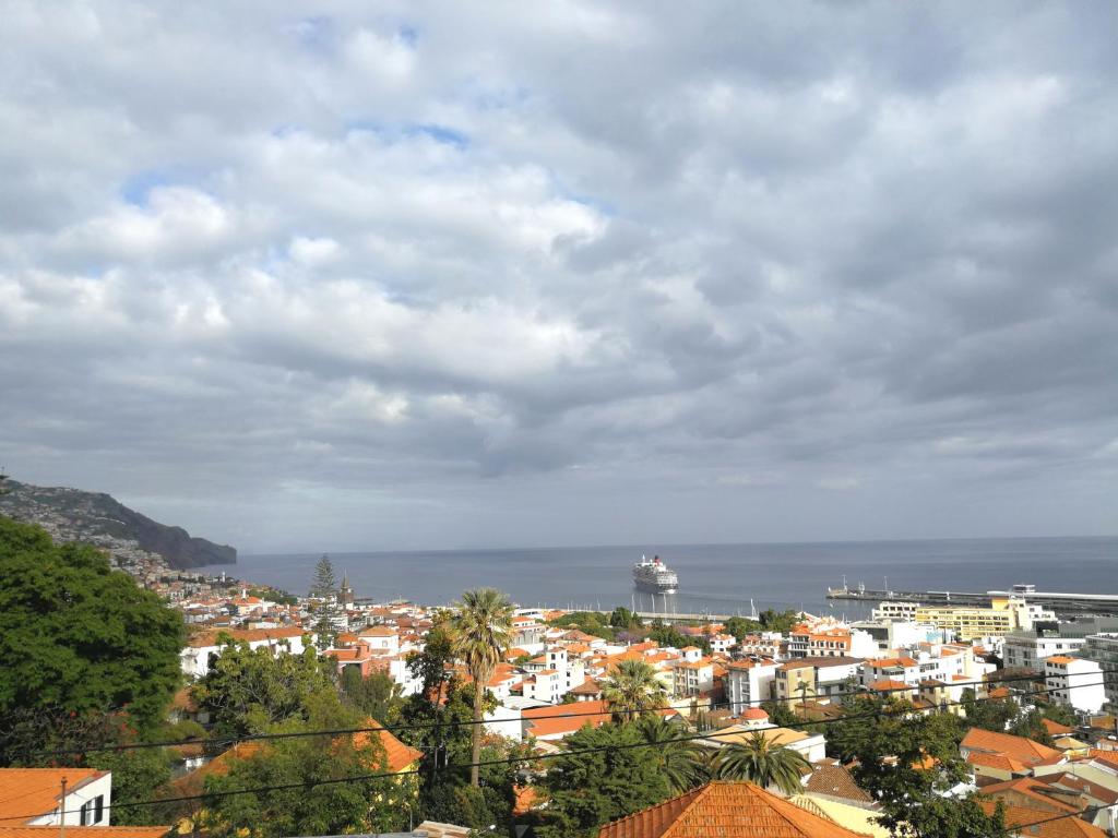 フンシャルにあるCasa das Cruzesの海を背景にした市街の景色
