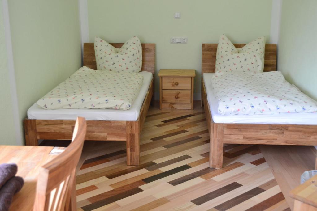Ein Bett oder Betten in einem Zimmer der Unterkunft Pension - Hierzer