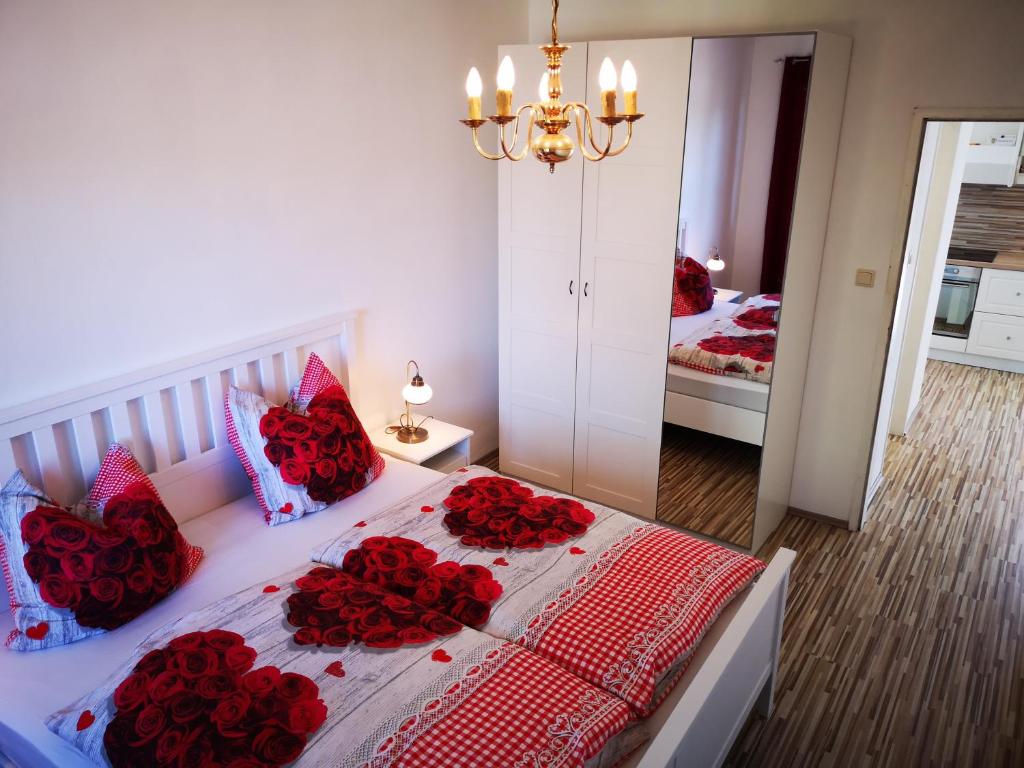 ein Schlafzimmer mit einem Bett mit roten Rosen darauf in der Unterkunft Ferienappartement in St. Margarethen in Sankt Margarethen im Burgenland