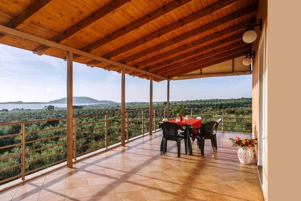 Seaview flat in an olive grove by the beach