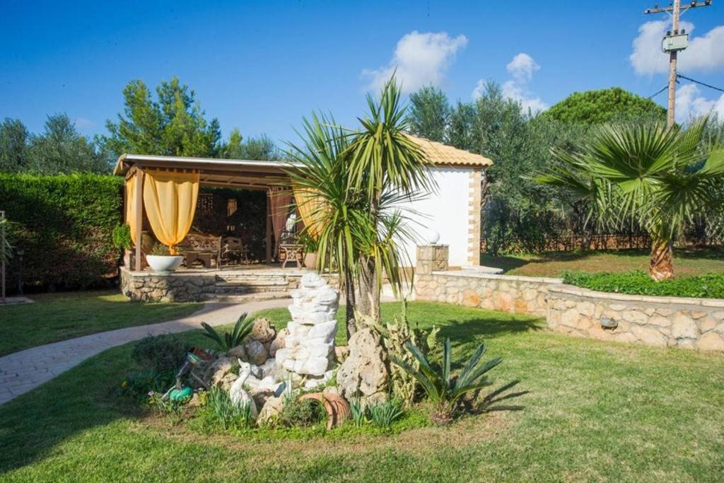 Seaview flat in an olive grove by the beach