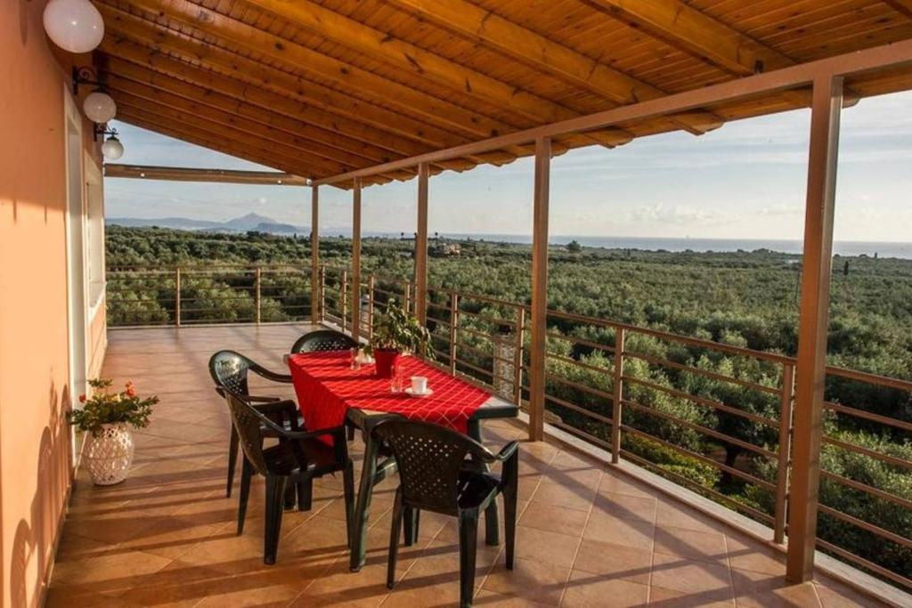Seaview flat in an olive grove by the beach