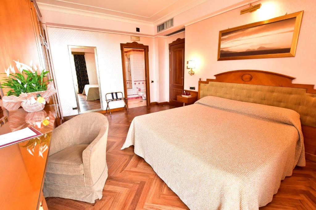 Postel nebo postele na pokoji v ubytování Palazzo Rosenthal Vesuview Hotel & Resort