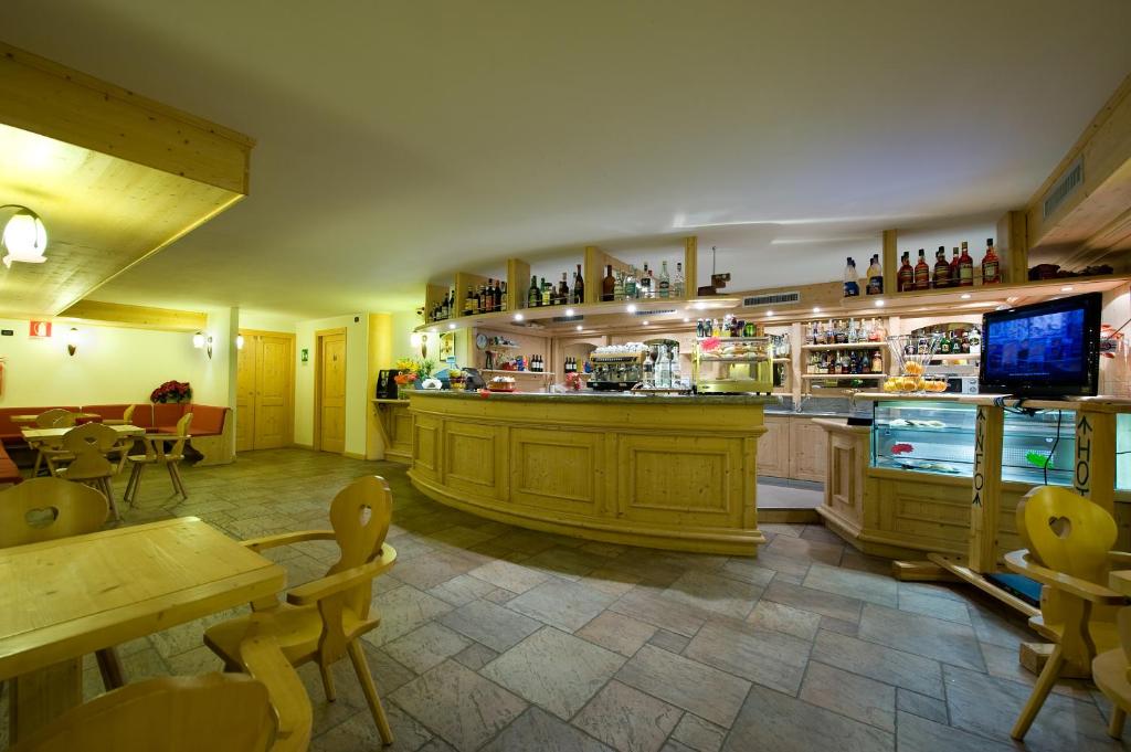 Televízia a/alebo spoločenská miestnosť v ubytovaní Boscone Suite Hotel