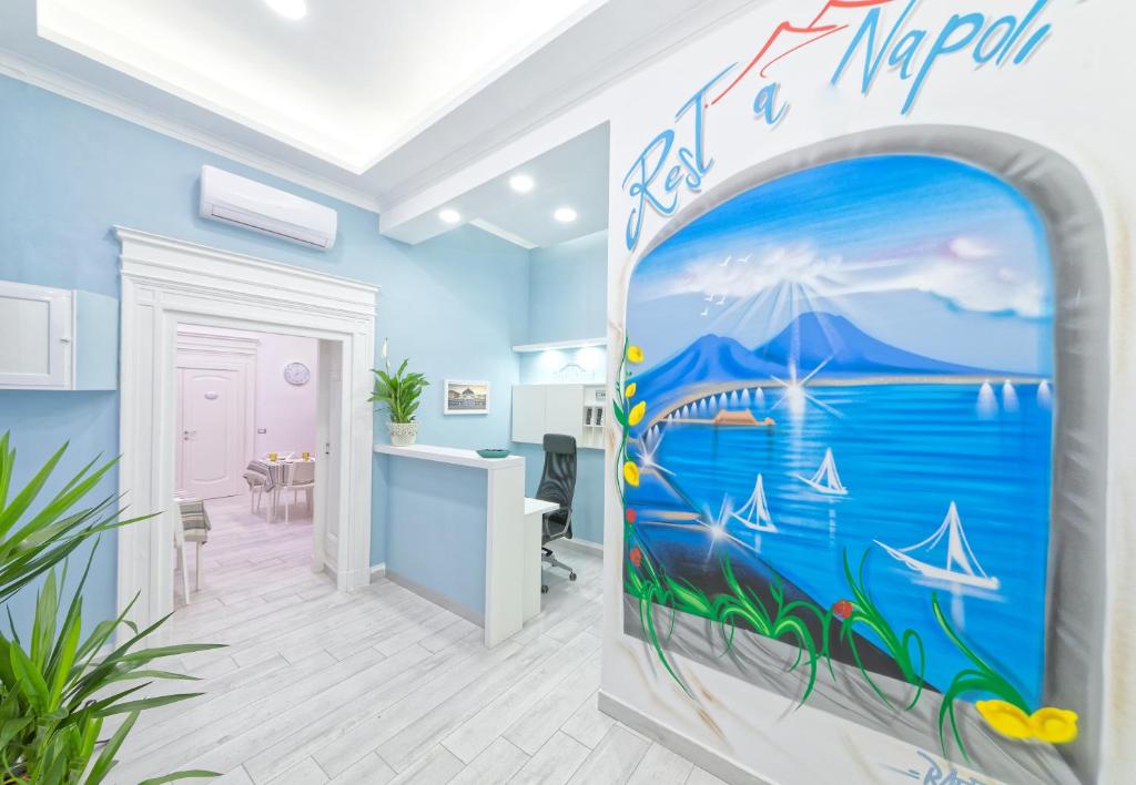 una camera con un dipinto dell'oceano di B&B Rest a Napoli a Napoli