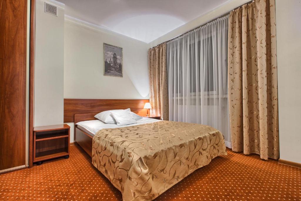 Ein Bett oder Betten in einem Zimmer der Unterkunft Hotel Renesans