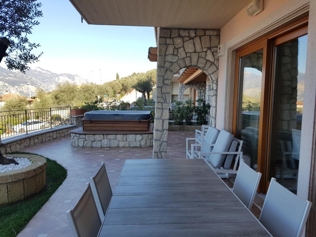 Balkon lub taras w obiekcie BMP APARTMENT DELUXE 2 JACUZZI RISCALDATA PRIVATA vista Lago di Garda