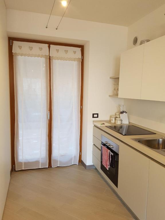 Kuchnia lub aneks kuchenny w obiekcie BMP APARTMENT DELUXE 2 JACUZZI RISCALDATA PRIVATA vista Lago di Garda