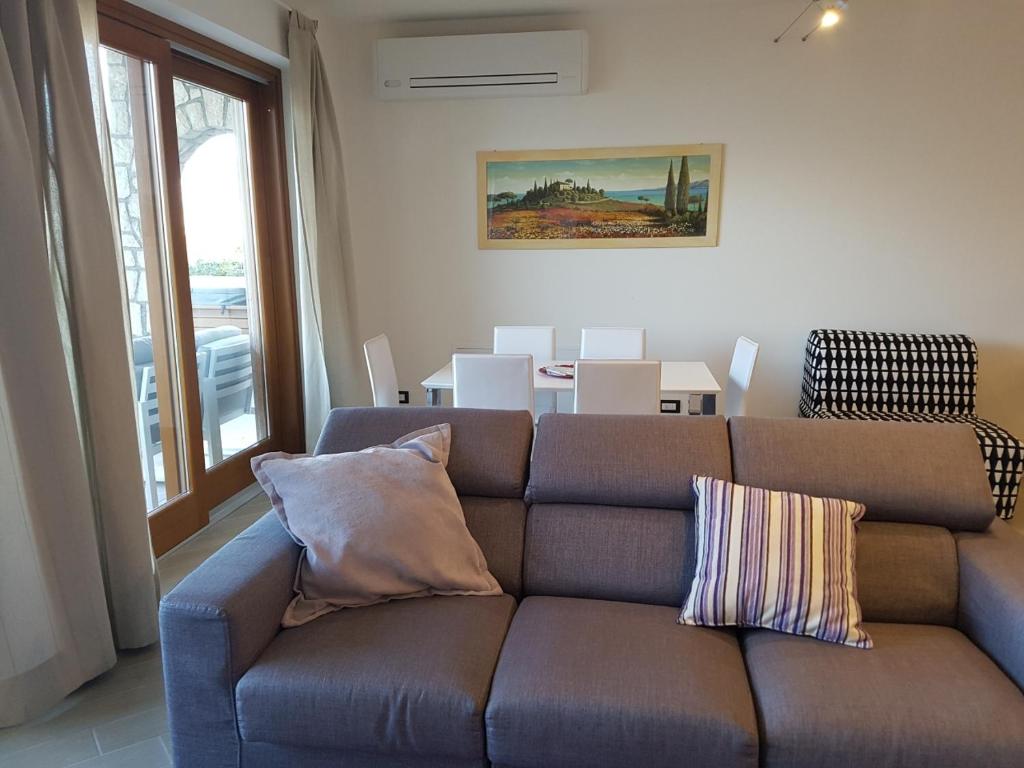 Część wypoczynkowa w obiekcie BMP APARTMENT DELUXE 2 JACUZZI RISCALDATA PRIVATA vista Lago di Garda