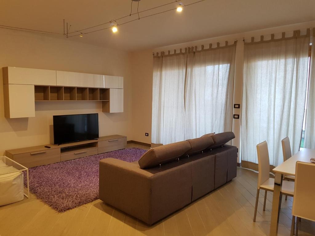 Część wypoczynkowa w obiekcie BMP APARTMENT DELUXE 2 JACUZZI RISCALDATA PRIVATA vista Lago di Garda