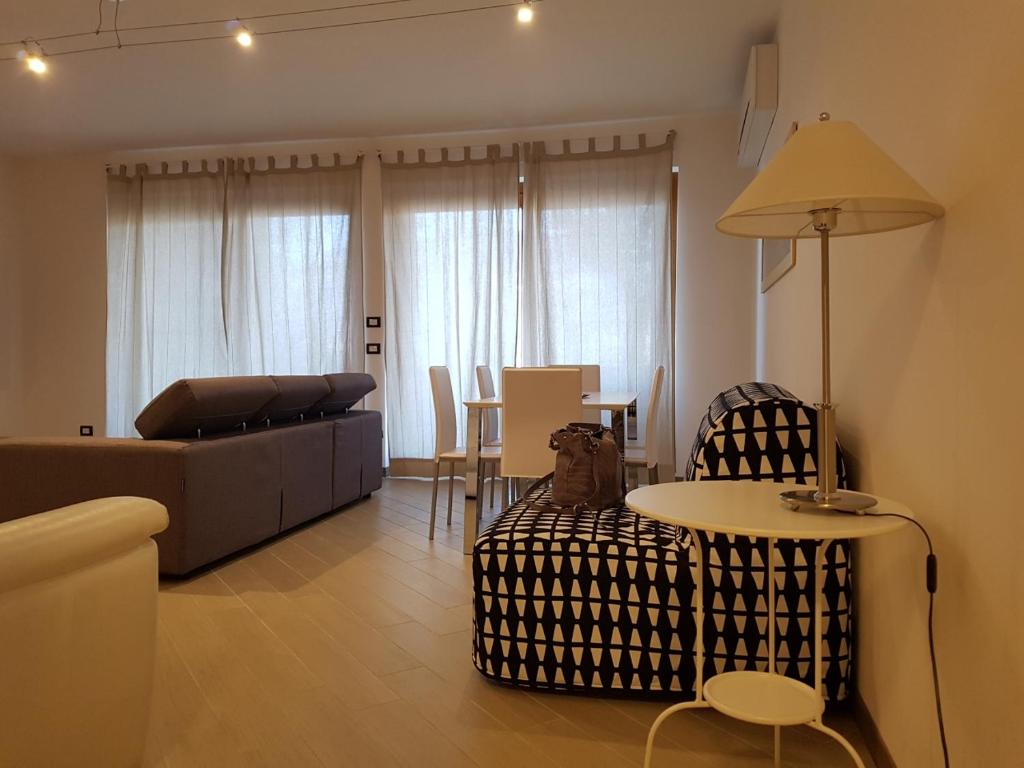 Część wypoczynkowa w obiekcie BMP APARTMENT DELUXE 2 JACUZZI RISCALDATA PRIVATA vista Lago di Garda