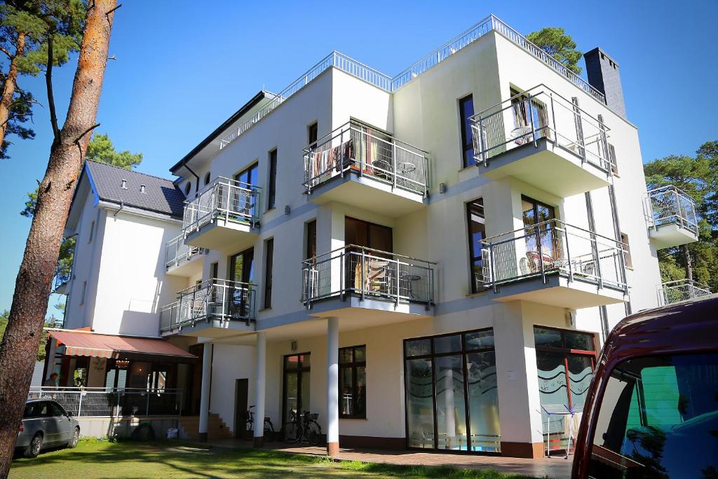 un edificio blanco con 2 balcones en Villa Reza, en Pobierowo