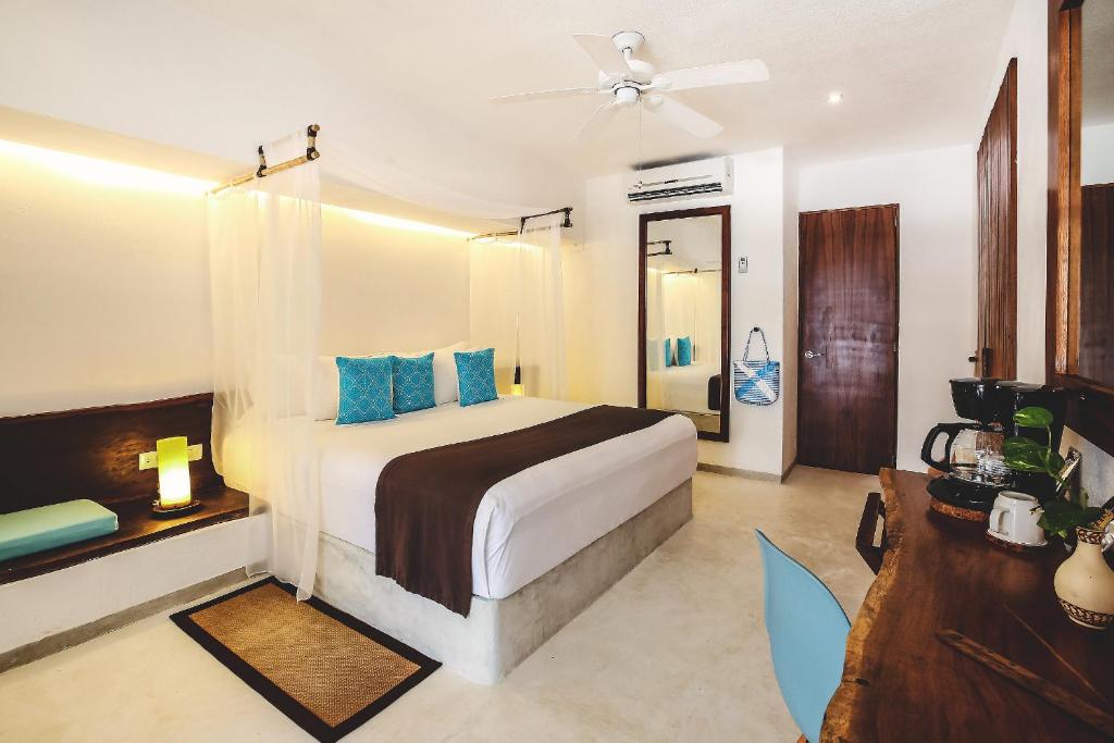 Postel nebo postele na pokoji v ubytování Cabanas Tulum- Beach Hotel & Spa
