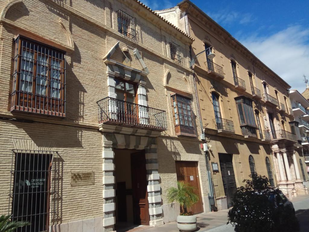 アンテケラにあるCharming Villadarias M. Palace apartmentの通りに面した窓とバルコニー付きの建物