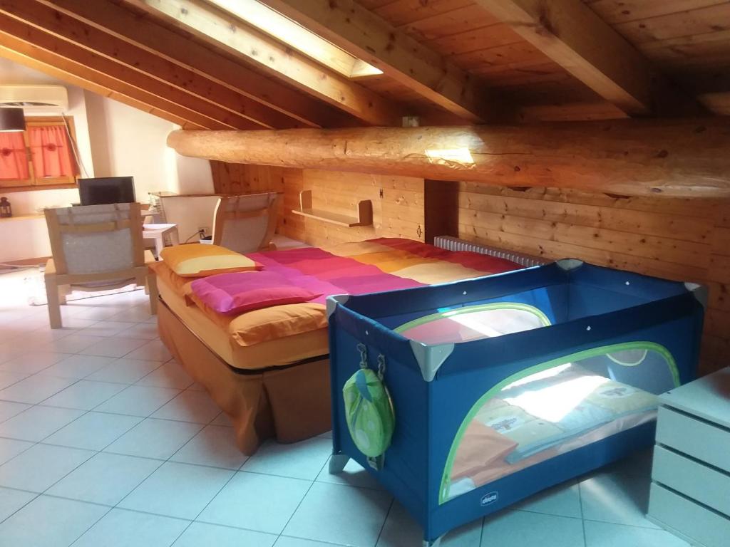 Cette petite chambre mansardée comprend un lit. dans l'établissement Casa Di Lena, à Gravedona