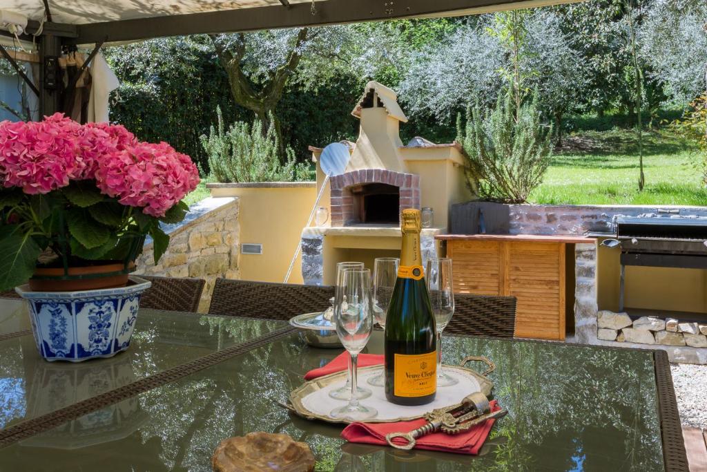 Nápoje v ubytovaní Villa in Private Estate,shared Pool,parking,3km to Ponte Vecchio