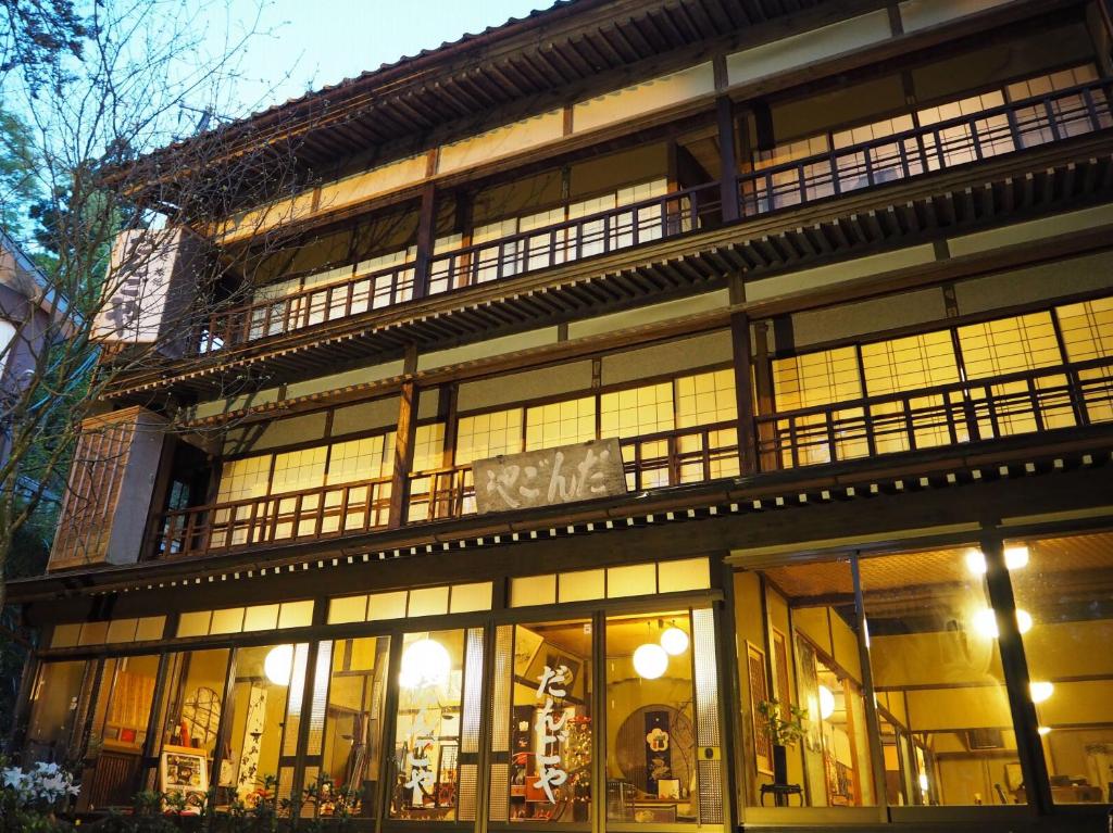 una tienda frente a un edificio con ventanas grandes en Ryokan Dangoya, en Kamiichi