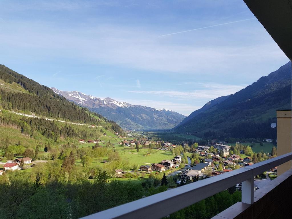 a view from a balcony of a valley with mountains at Haus Alpenkönig Top 17 in Bad Gastein