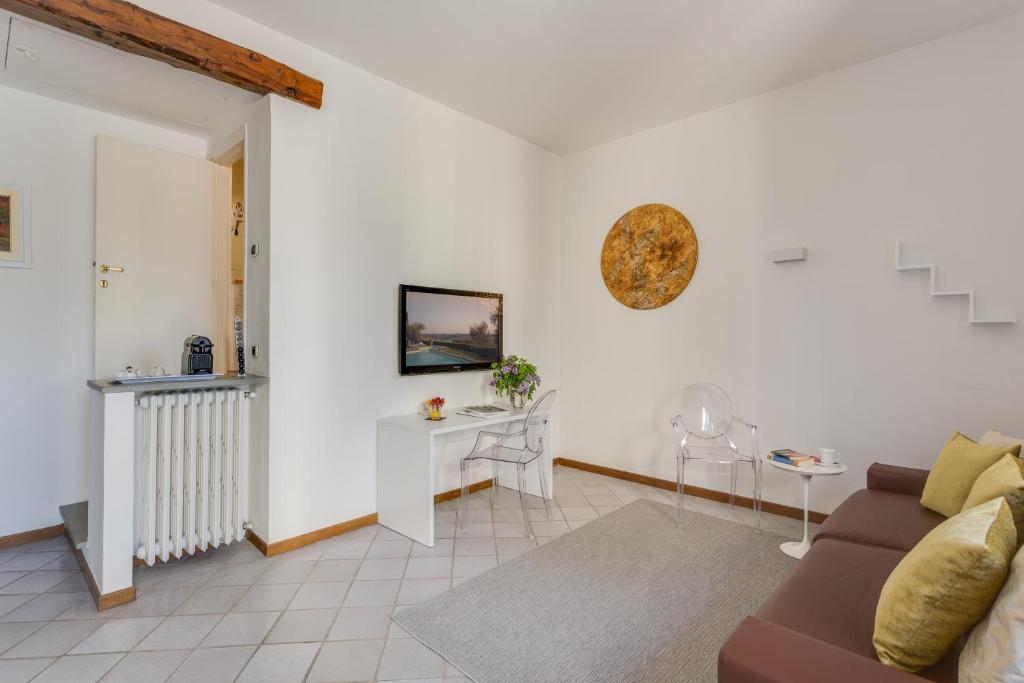 Televízia a/alebo spoločenská miestnosť v ubytovaní Villa I Barronci Resort & Spa