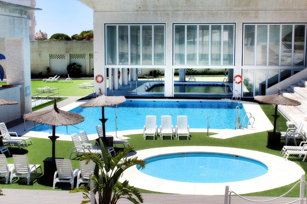 Bazén v ubytování Suites Puerto Sherry nebo v jeho okolí