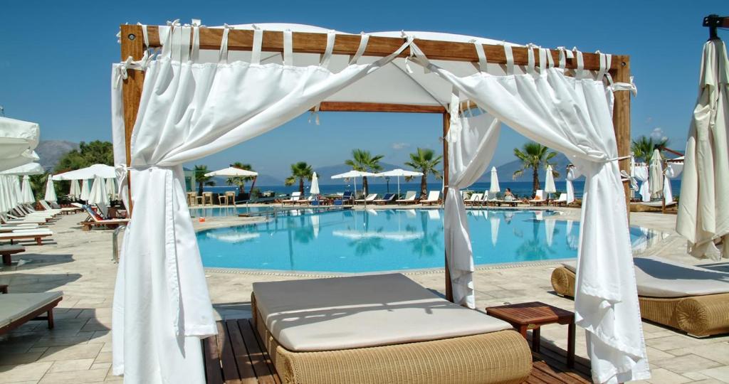 Bazén v ubytování Ionian Emerald Resort nebo v jeho okolí