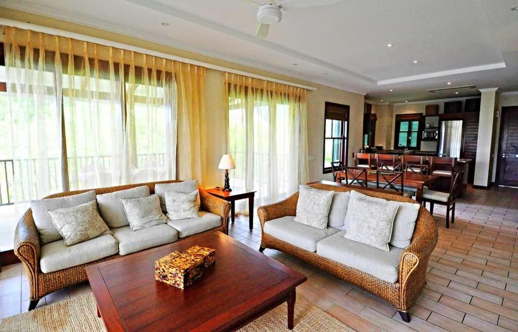 Posezení v ubytování Eden Island, Beach front, Luxury, 3 Bed Ensuite, WiFi