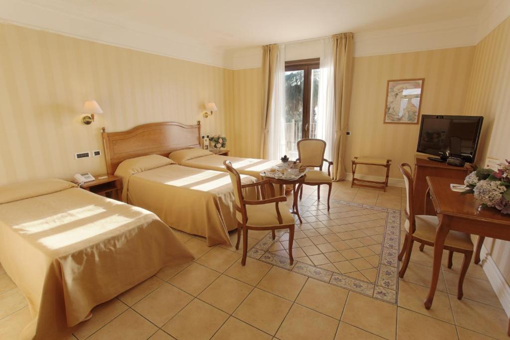 Postel nebo postele na pokoji v ubytování Dioscuri Bay Palace