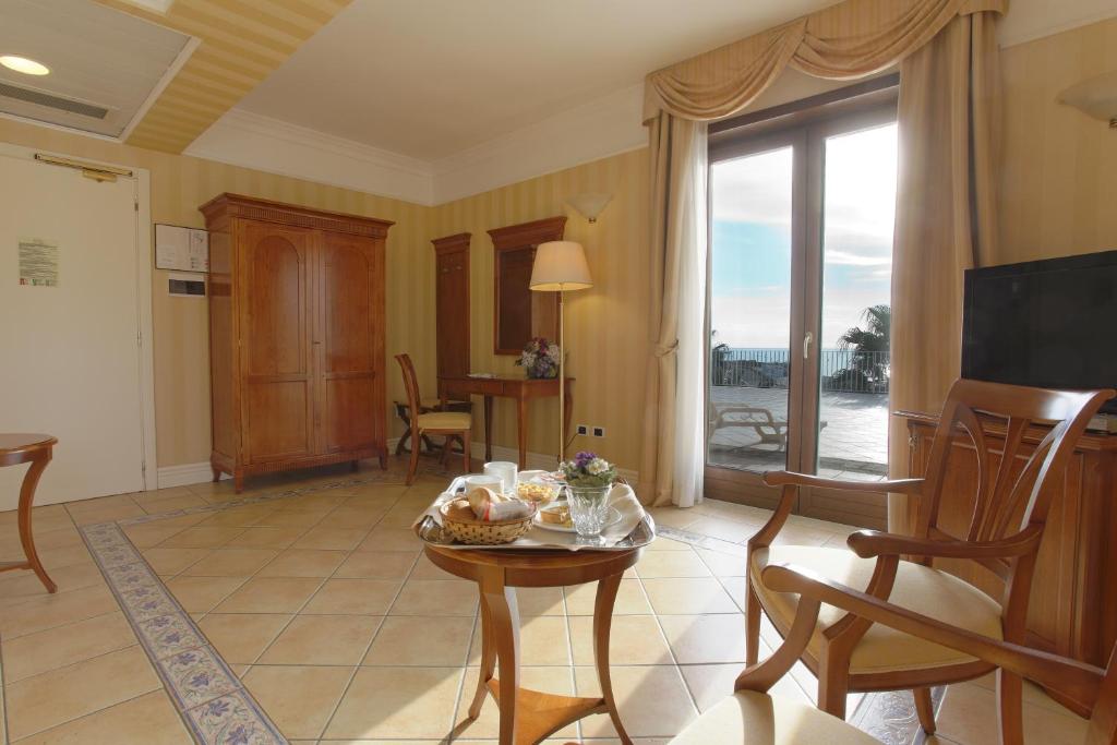 TV a/nebo společenská místnost v ubytování Dioscuri Bay Palace
