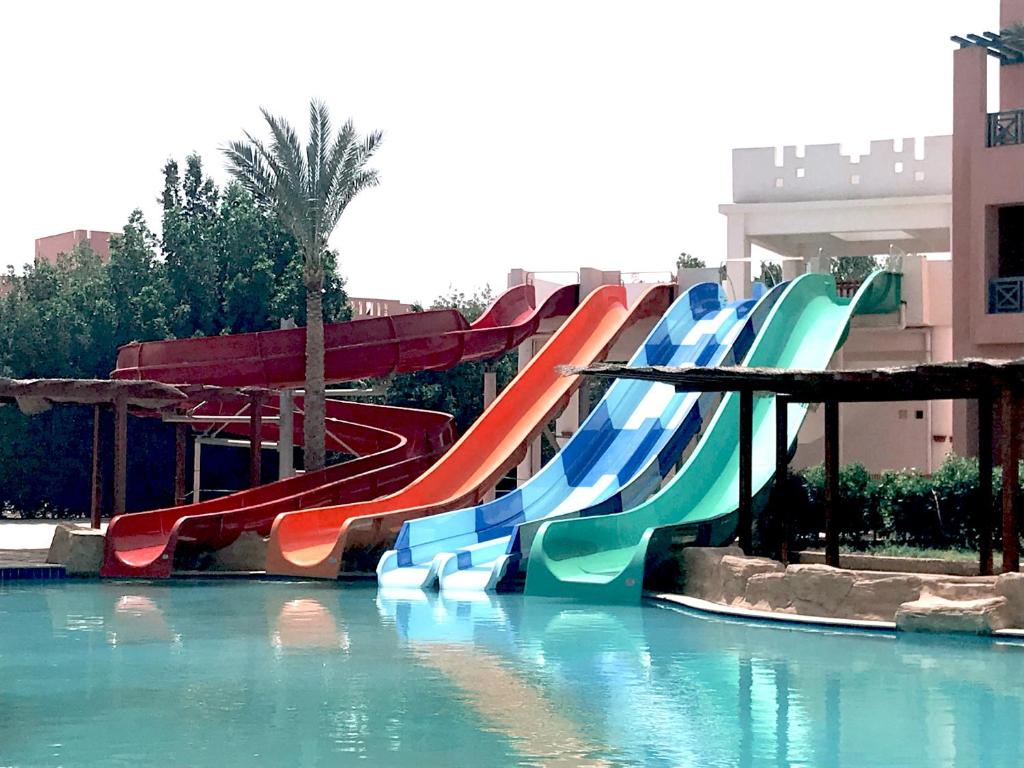 Bazén v ubytování Rehana Sharm Resort - Aquapark & Spa - Couples and Family Only -Premium Ultra All-Inclusive 24H nebo v jeho okolí