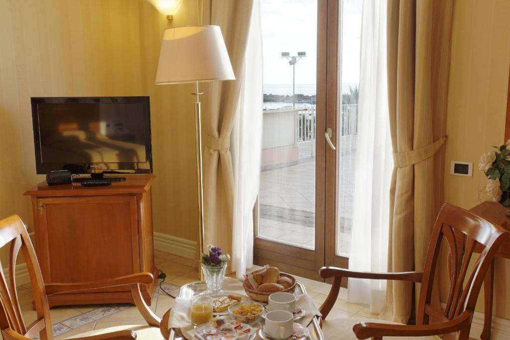 TV a/nebo společenská místnost v ubytování Dioscuri Bay Palace
