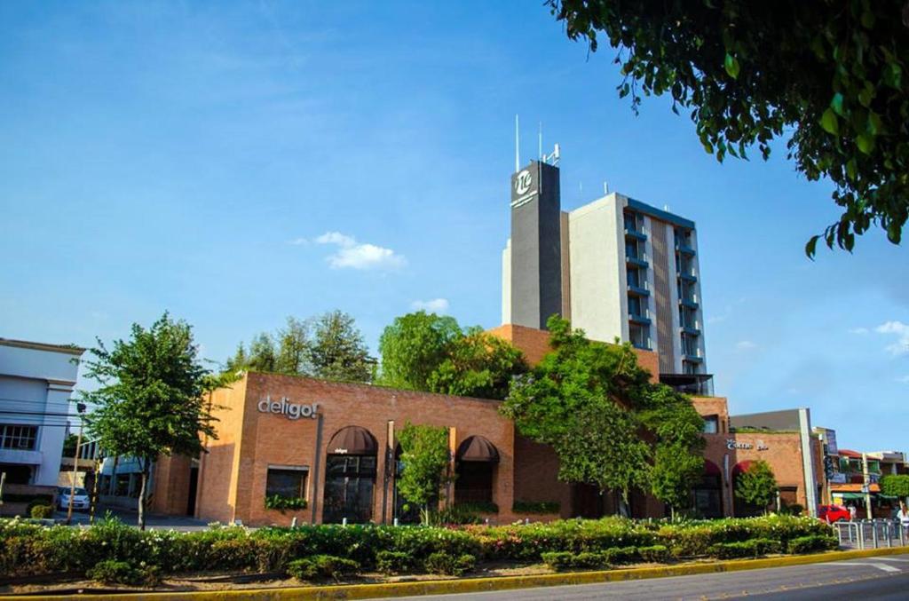 un edificio con una torre de reloj encima en NEhotel Nueva Estancia, en León