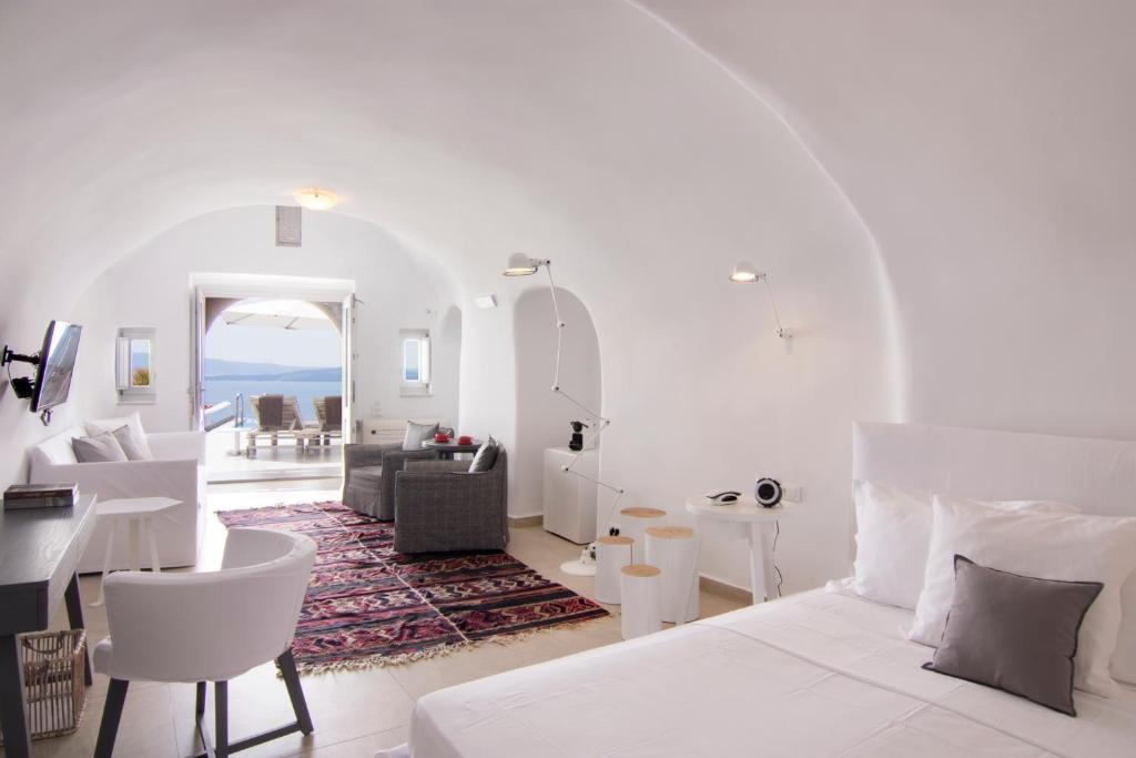 Vuode tai vuoteita majoituspaikassa Santorini Secret Suites & Spa, Small Luxury Hotels of the World