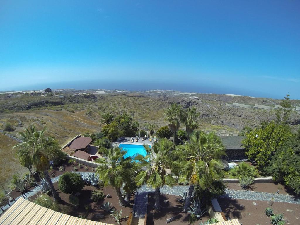 een luchtzicht op een resort met palmbomen en de oceaan bij Finca SanJuan (Batista) für Gruppen in Guía de Isora