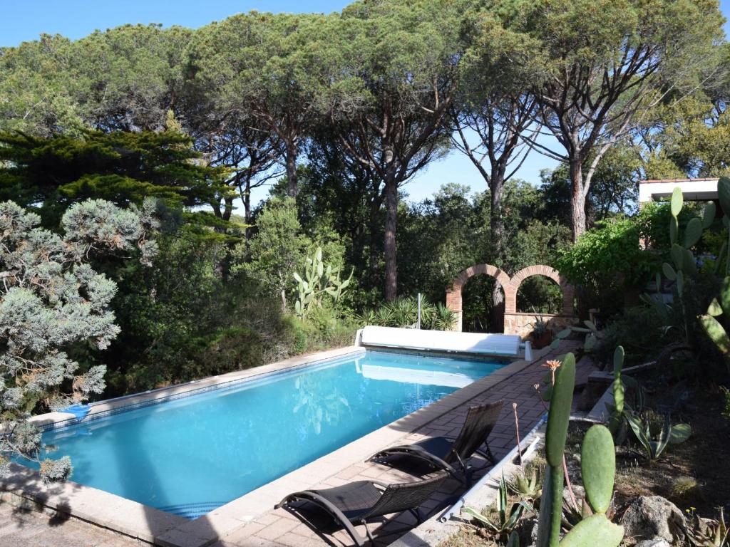 einen Pool in einem Garten mit Bäumen in der Unterkunft Villa bell lloc in Santa Cristina d'Aro