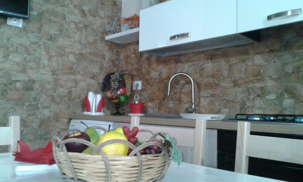 a basket of fruit on a table in a kitchen at Il Baffo in Portopalo