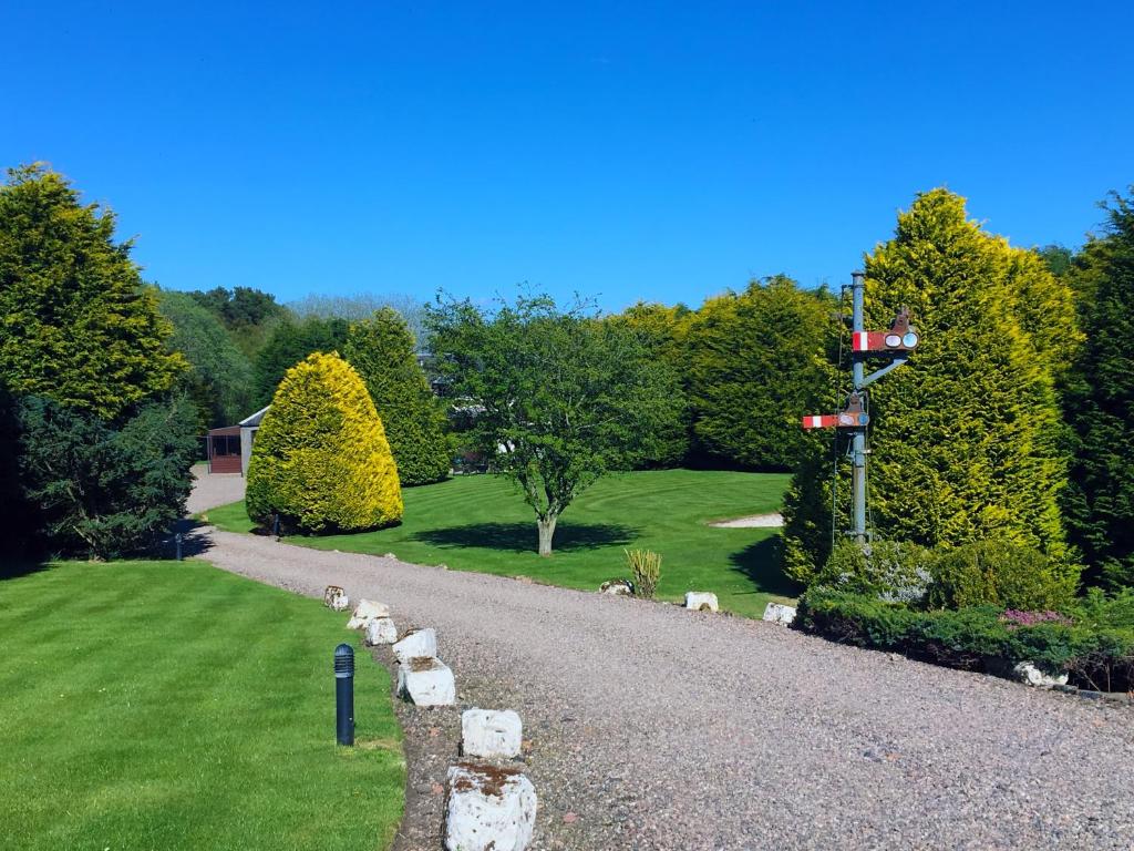 un giardino con una strada illuminata dal semaforo di The Old Station Guest House a St Andrews