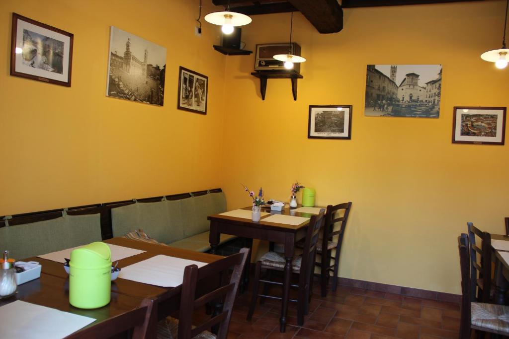 A restaurant or other place to eat at Bed & Breakfast Lucca Fora