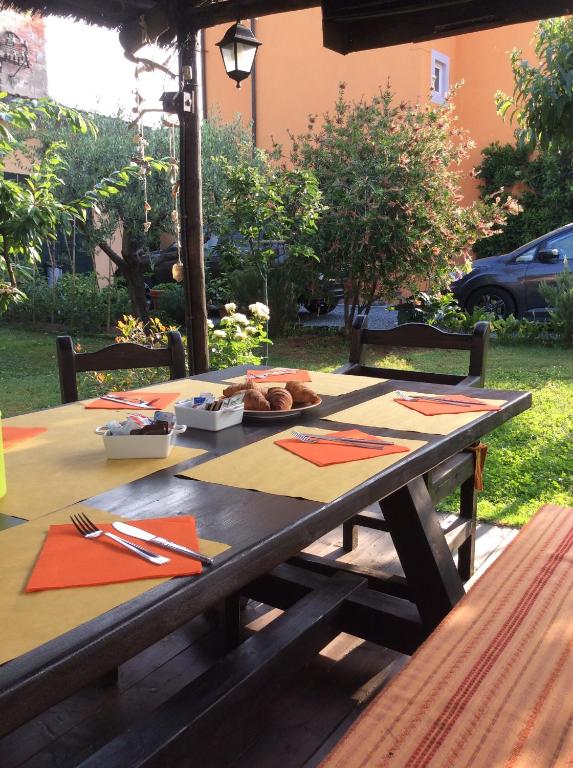 A garden outside Bed & Breakfast Lucca Fora