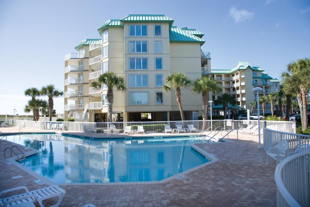 ein Hotel mit einem Pool vor einem Gebäude in der Unterkunft Litchfield Beach & Golf Resort in Pawleys Island