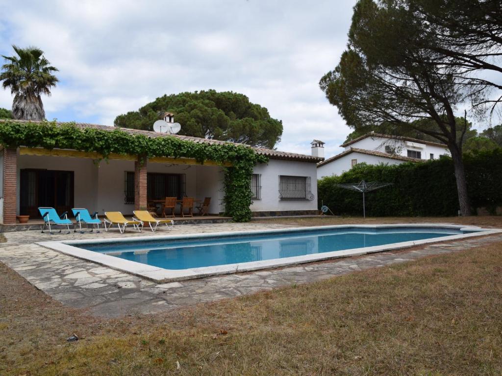 Villa con piscina frente a una casa en Villa palenque, en Santa Cristina d'Aro