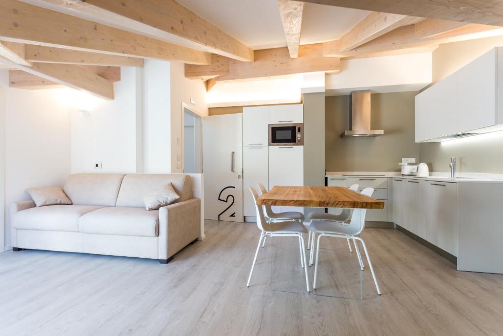 A kitchen or kitchenette at La Giostra Home Apartments