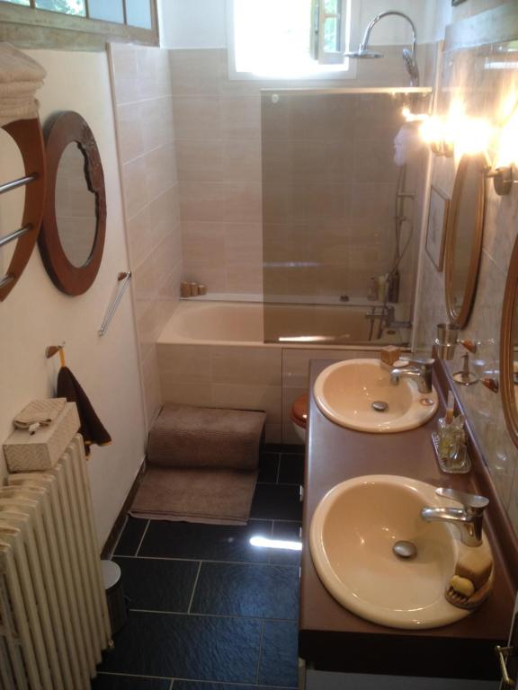 a bathroom with a sink and a tub and a toilet at TOPFLOOR Les Terrasses in Dieppe