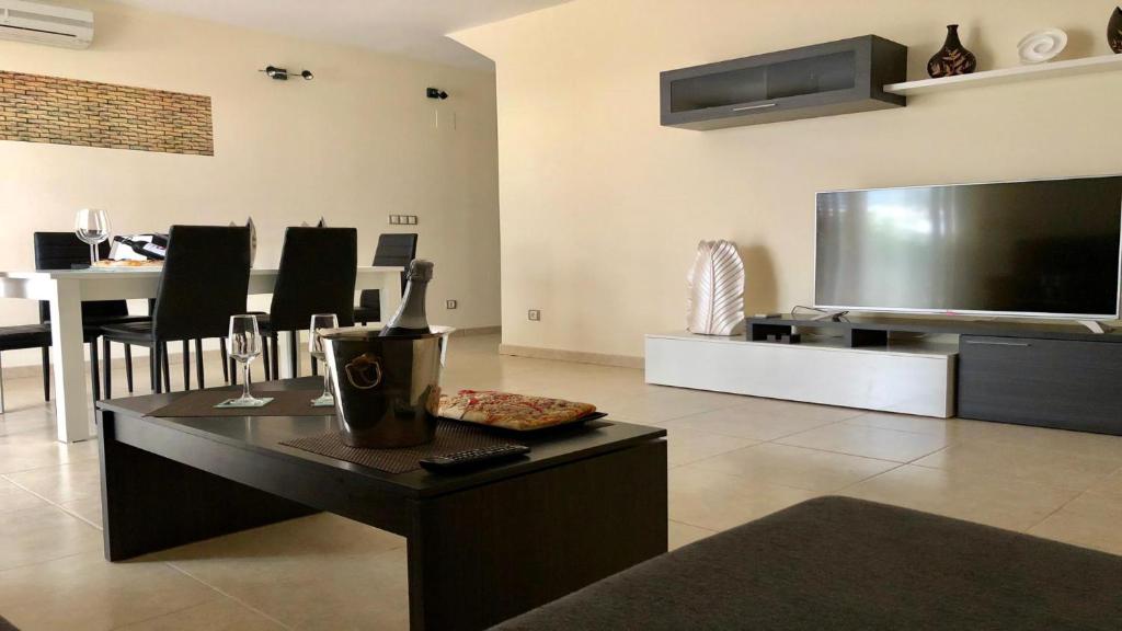 TV a/nebo společenská místnost v ubytování Fantástico Chalet Adosado de lujo "Un Salto al Paraíso"