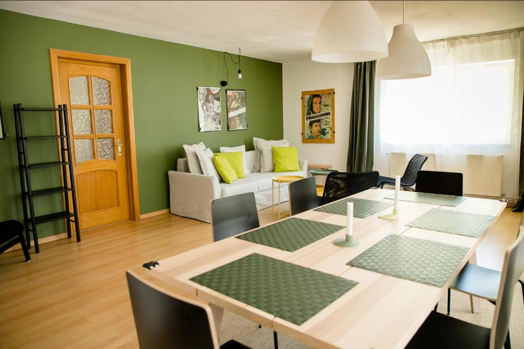 ein Wohnzimmer mit einem Tisch und einem Sofa in der Unterkunft Studio 35 Busteni in Buşteni