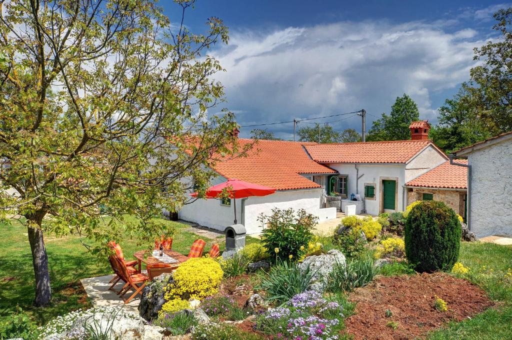 a house with a garden in front of it at Villa Angelina in Pićan