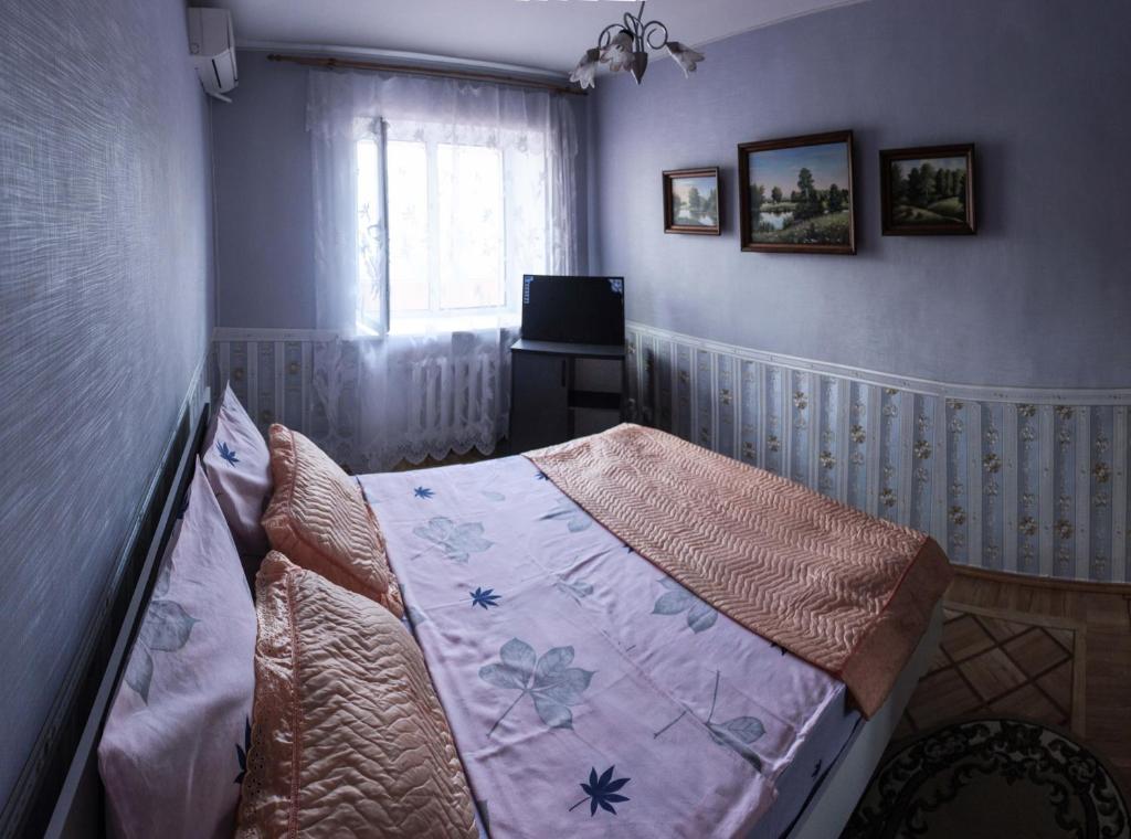 チョロノモスクにあるlarge apartment near seaのベッドルーム(ベッド1台、窓付)