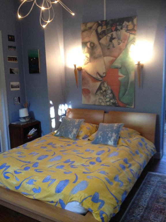 ein Schlafzimmer mit einem Bett und einem Wandgemälde in der Unterkunft TOPFLOOR Les Terrasses in Dieppe