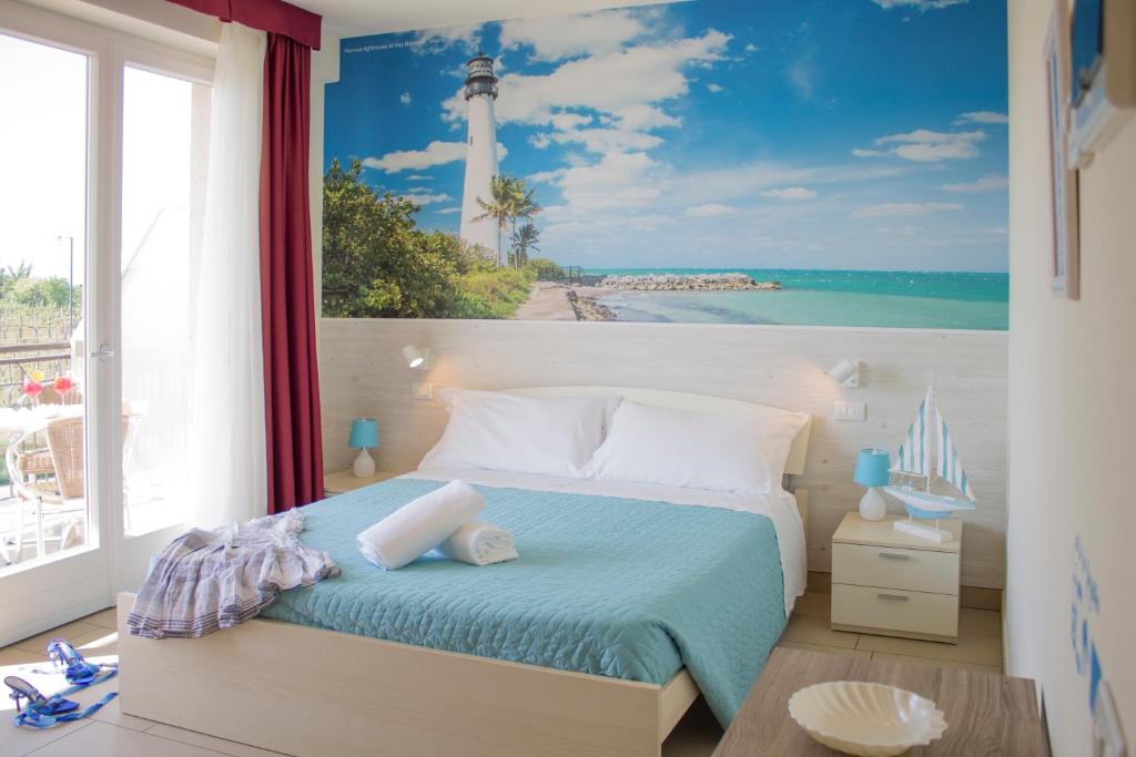 The Lighthouse Rooms في لازيسي: غرفة نوم بسرير مع اطلالة على الشاطئ