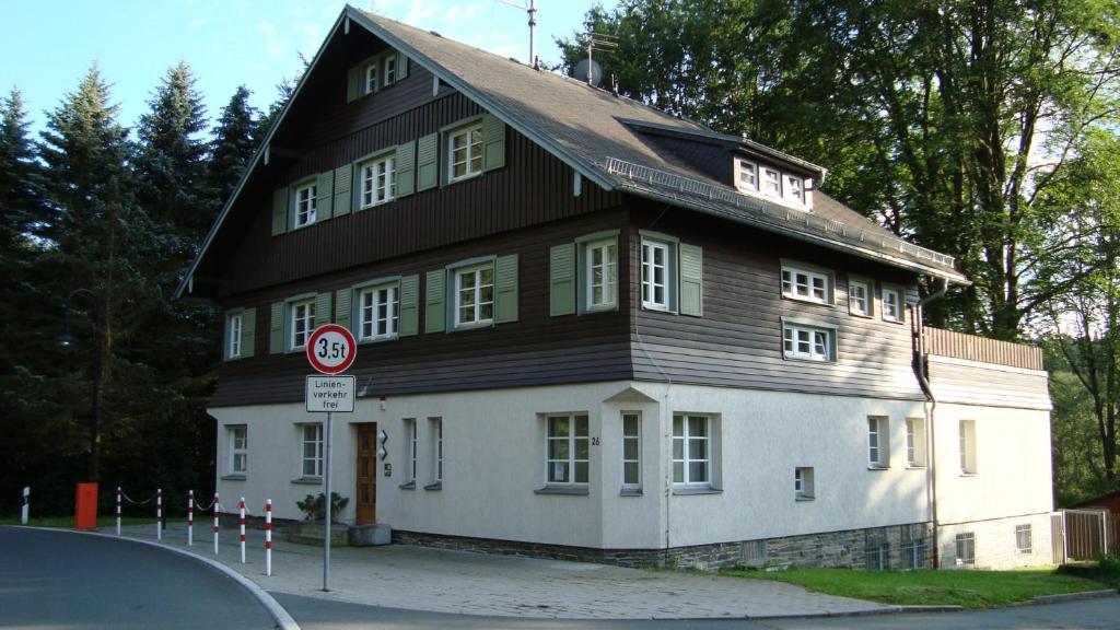 ein Haus mit schwarzem Dach und weiß in der Unterkunft Zollhaus in Bad Elster